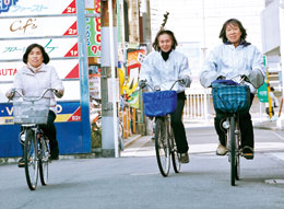 地域訪問は自転車に乗って…