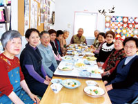 「みんなで食べるといつもよりおいしいね!」「あったかサロン たんぽぽ」の食事会(写真提供 和田堀支部)