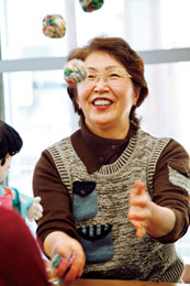 手づくりのお手玉に興じる理事の松尾喜代美さん