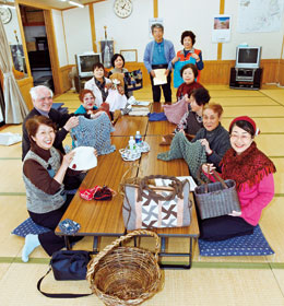 「これが私たちの作品です」北ノ口区の公民館に集う班会のみなさん