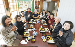 「オジイやオバアとこんな食事会ができたらいいねぇ」語り合う支部役員のみなさん