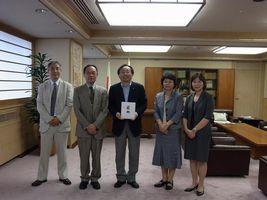 青森県への贈呈の様子