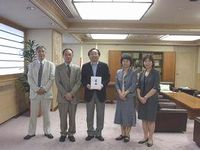 青森県への贈呈の様子