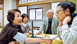 com_c_201201_03 「私の血圧はどうだった?」行楽先でも健康チェックはしっかりやります