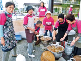 com_c_201201_06 「おいしい芋煮ができたよ!」ふれあいまつり。提供した芋煮は300食。おいしいと大好評でした(写真提供 酒田健康生協)