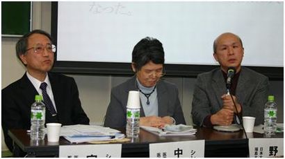 左から宮田育治委員長、中島光知子委員、野口邦和委員
