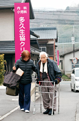 「まだまだ自分で歩けるとです」利用者の松瀬松一さんは97歳。デイケアで仲間に会うのが何よりの楽しみです