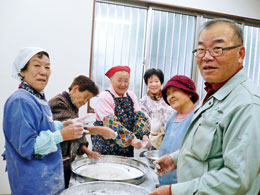 支部活動の再開で楽しい「餅つき会」を継続。たくさんのボランティアさんが集まりました(写真提供:佐賀県医療生協)