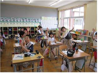元気に手を挙げる子どもたち