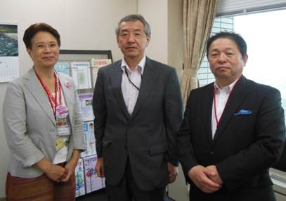 ▲右から藤谷惠三副会長理事、原勝則老健局長、山内明子執行役員