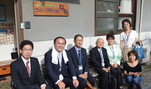 ▲ “グループホームなも”にて (山常任幹事:左端 吉田党首:左から2人目)