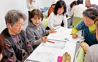 いざというときに何が必要か話し合う青木みち子さん(左から2人目)や岡田きぬ子さん(左端)など玉島西中学校区の防災を考える会の参加者