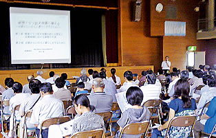 家族連れなど約100人が参加した「防災講演会」