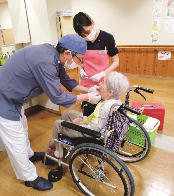 歯科医師・歯科衛生士がご自宅や介護施設などに往診へ。