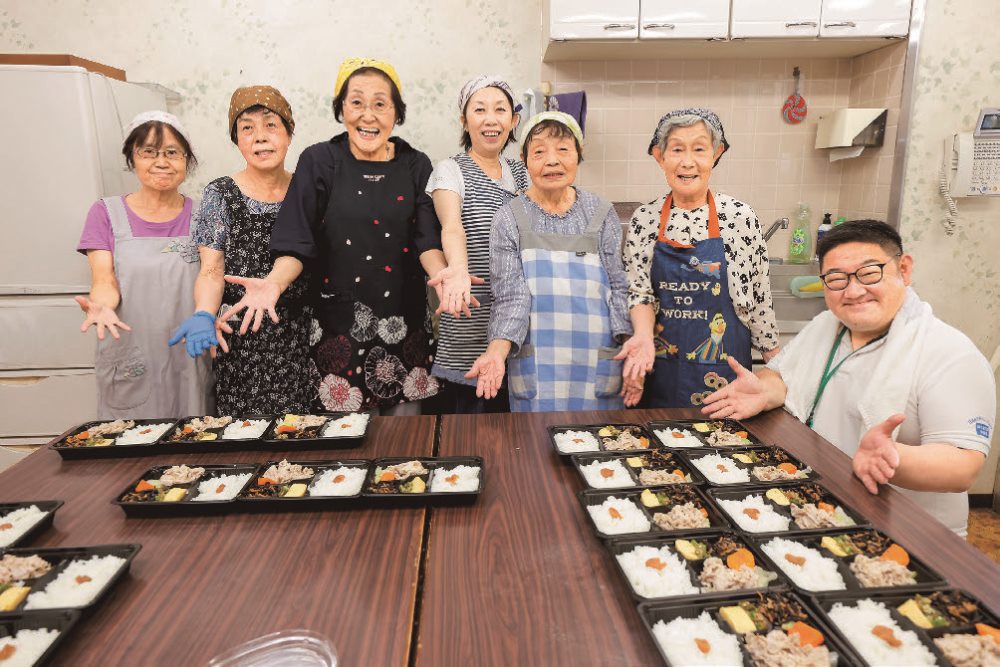 組合員が献立づくり、調理、安否確認を兼ねた配達を担い、23年続く「ゆいまーる弁当」