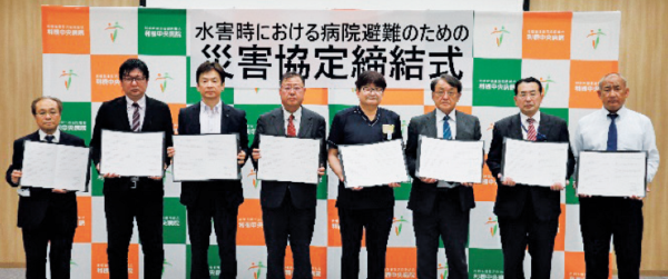 災害拠点病院である利根中央病院で、地元のバス会社7社と「水害時における病院避難のための災害協定」の締結が行われました。大雨で近くを流れる川が氾濫、浸水する可能性がある場合には、病院避難として全入院患者を安全な地域へ避難させる計画となっています。この協定により、バス会社に歩行可能な入院患者の避難協力要請が可能となりました。
〈利根保健生協：群馬県〉