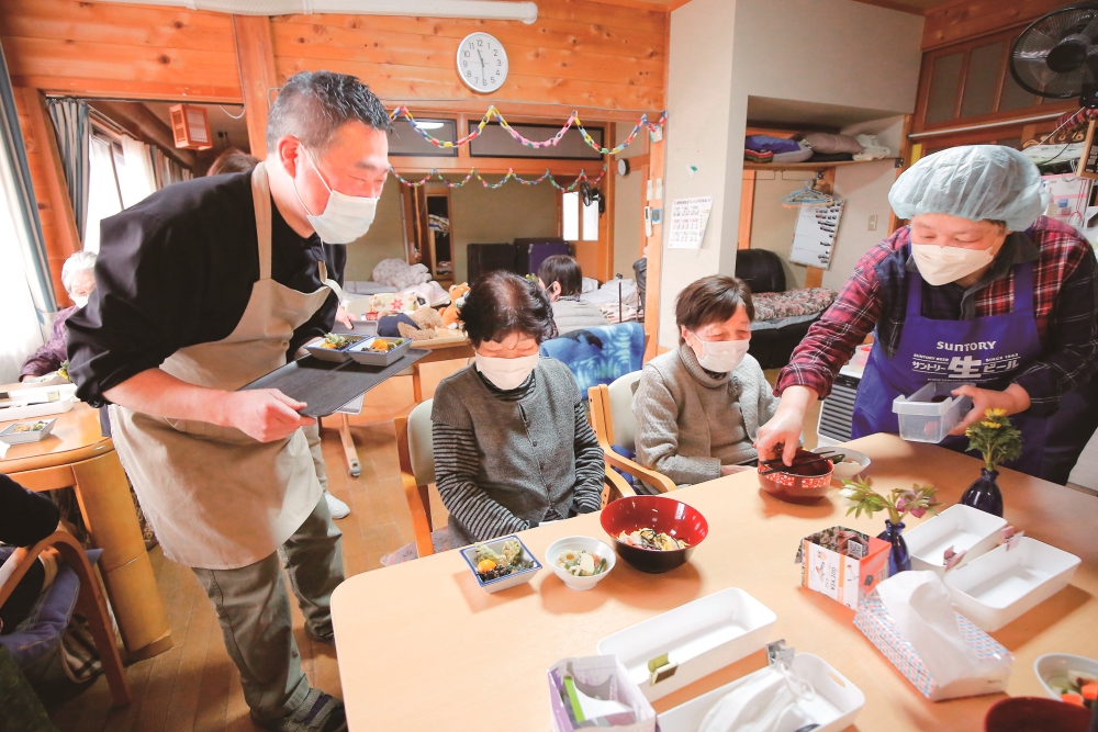 ゆいっこ食堂は「地域すべてがケアの現場で地域組合員もみなチーム」として、地域のさまざまなつながりを大切に運営されています。地域のたまり場やセーフティネットの役割をも果たしています。〈長野医療生協：長野県〉