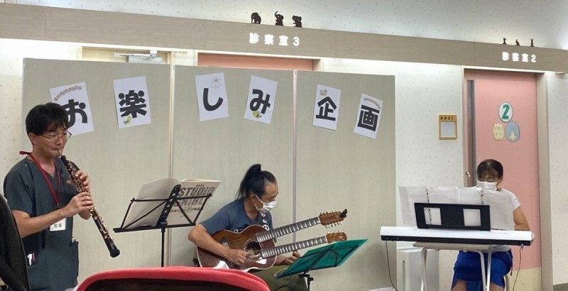 小児科待合室で「お楽しみ企画」と題して、生演奏、絵本の読み聞かせ、手遊びなどを行いました。〈川崎医療生協：神奈川県〉