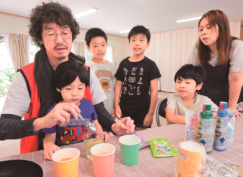 子ども向けに、ゼリーづくり、ボードゲームやかき氷の様子