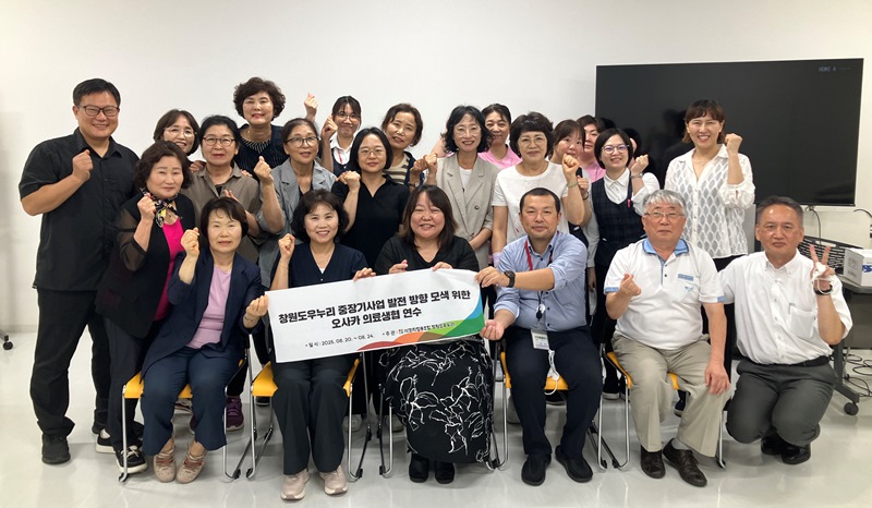 子ども向けに、ゼリーづくり、ボードゲームやかき氷の様子